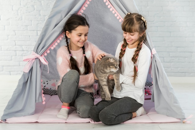 Meisjes in tent