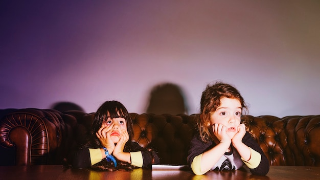 Meisjes kijken naar film in de donkere kamer