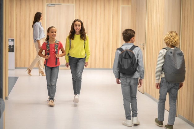 Gratis foto meisjes kijken naar jongens die naar hen toe lopen