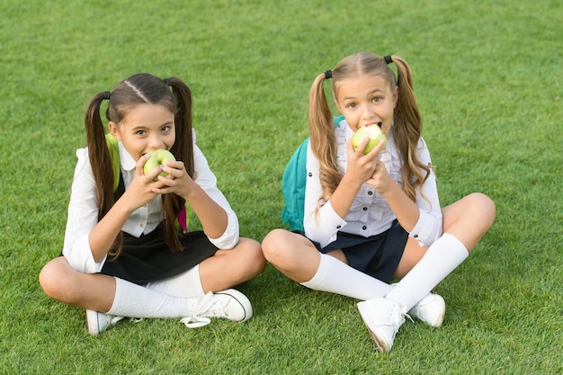 Meisjes kleine kinderen die groene appels eten, gezond lunchconcept