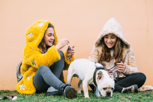 Meisjes met hond op gras