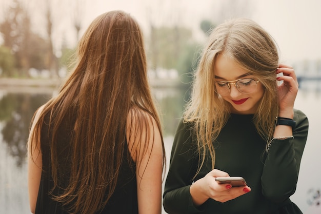 meisjes met telefoon