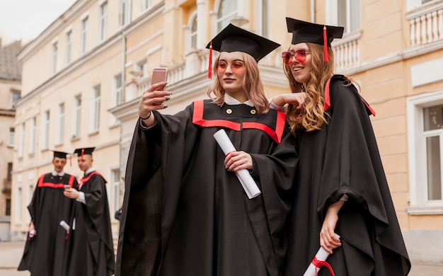 Meisjes nemen selfie bij afstuderen