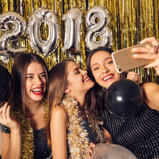 Meisjes nemen selfie op nieuwjaar feest