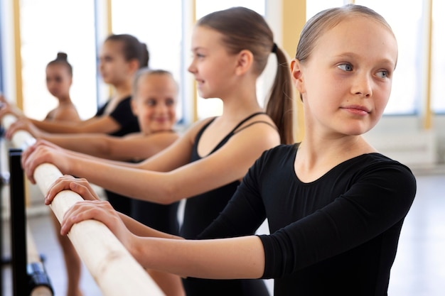 Meisjes oefenen en oefenen tijdens balletlessen