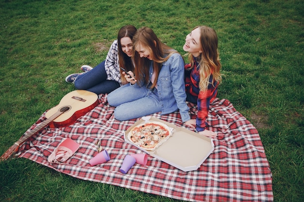 Gratis foto meisjes op een picknick