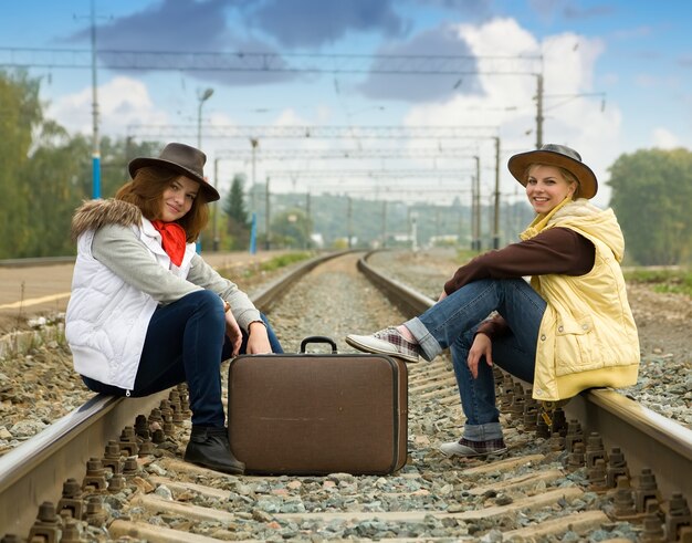 Meisjes op spoorweg