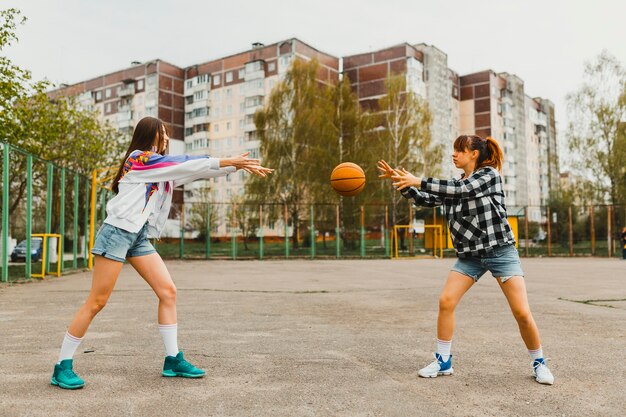 Meisjes passeren basketbal