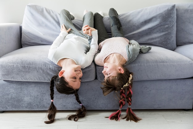 Gratis foto meisjes samen op de bank