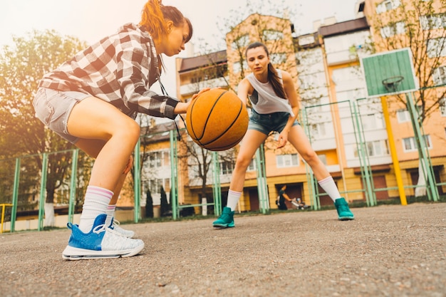 Gratis foto meisjes spelen basketbal