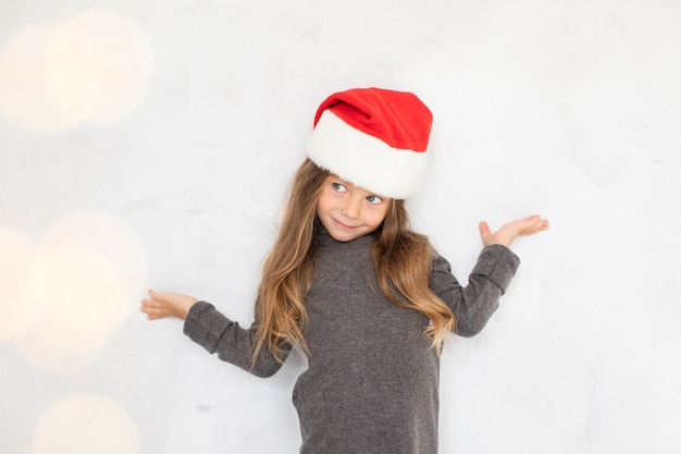 Gratis foto meisjes stellende manier met een hoed van de kerstman
