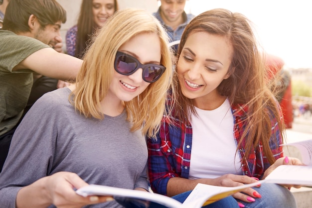 Meisjes studeren tijdens hun pauze