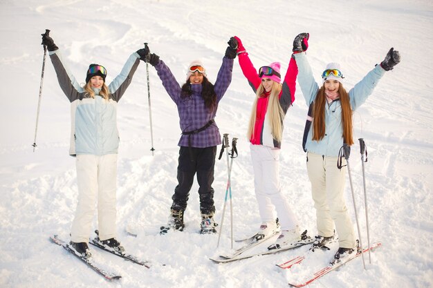 Meisjes verlieten het skiën in de sneeuw. Plezier hebben bij het fotograferen. Breng tijd door in de bergen.