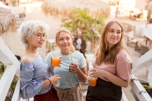 Gratis foto meisjes vieren het einde van de quarantaine