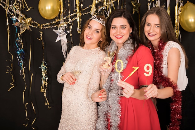 Meisjes vieren op 2019 nieuwjaarsfeest