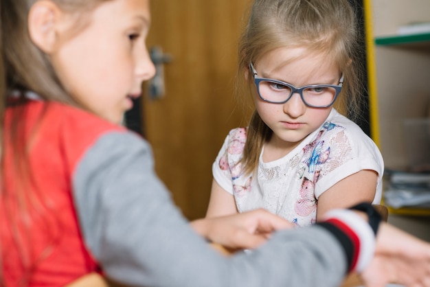 Gratis foto meisjes zitten aan tafel praten