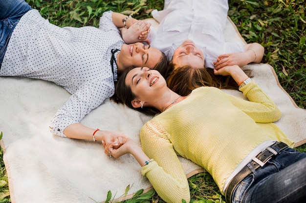 Gratis foto meisjes zitten met kop leunen op andere