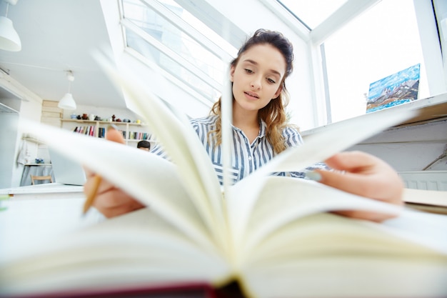 Meisjeslezing in de bibliotheek