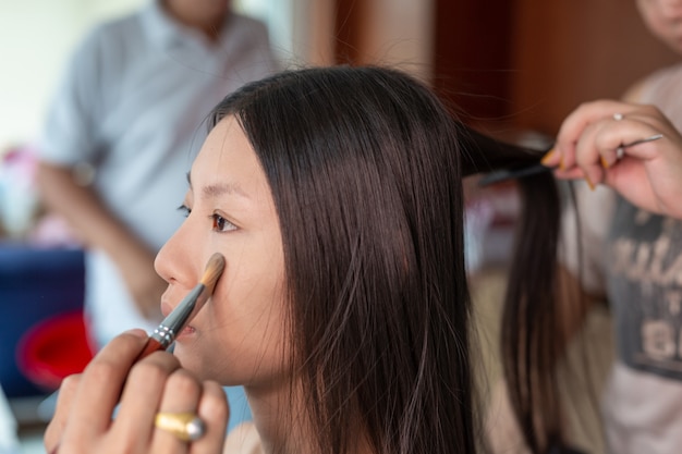 Meisjesmake-up door een professionele make-upartiest te gebruiken.