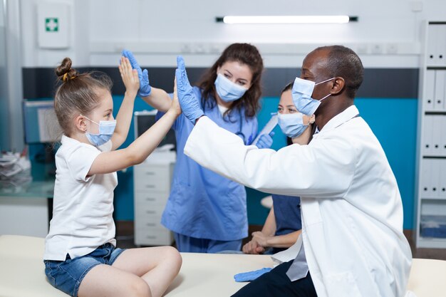 Meisjespatiënt met medisch beschermend gezichtsmasker tegen coronavirus