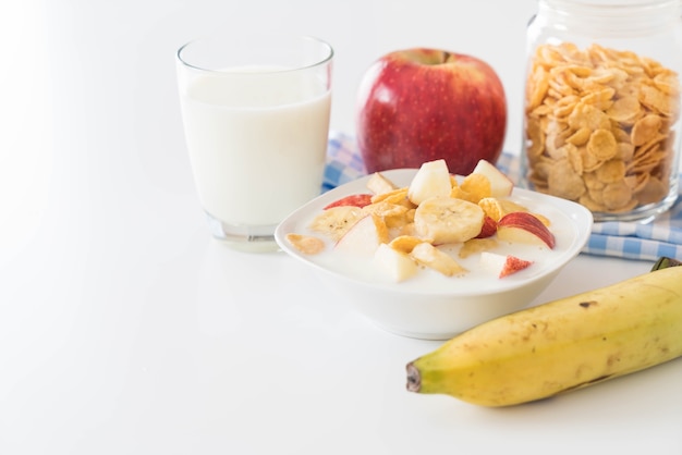 Melk, appel, banaan en cornflakes