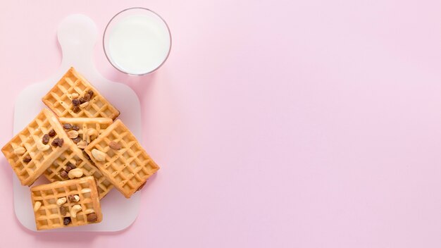 Melk en wafels met kopie-ruimte