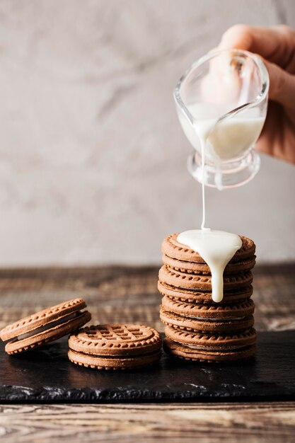 melk gieten op heerlijke koekjes