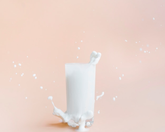 Melk uit glas gieten