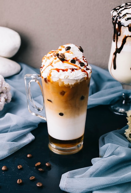 Melkachtige frappuccino met slagroom en chocoladeschilfers bovenop.