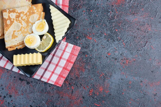 Melkachtige pannenkoeken met ei en witte kaas.