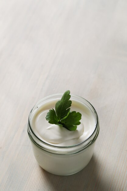 Melkproducten op houten tafel