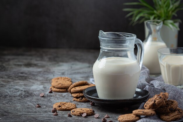 Melkproducten smakelijke gezonde zuivelproducten op een tafel op zure room in een kom, cottage cheese kom, room in een een bank en melk pot, glazen fles en in een glas.
