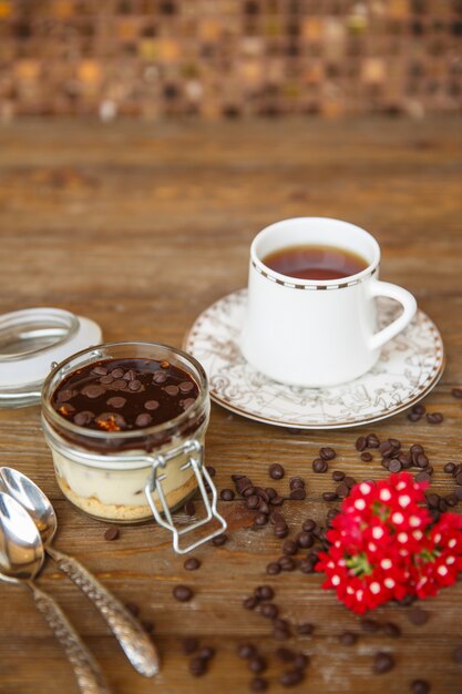 Melkpudding bedekt met chocoladeschilfers en saus geserveerd met thee