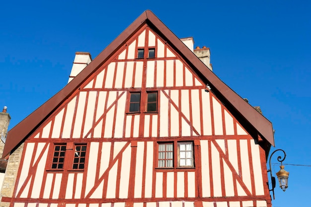 Mening van beroemd voorgevel od oud huis in dijon frankrijk