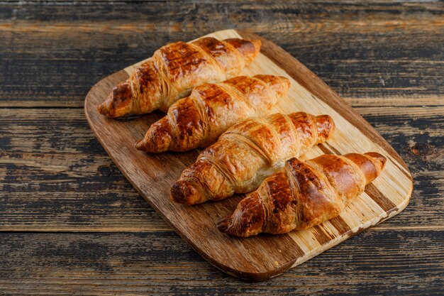 Mening van de croissant de hoge hoek over houten en scherpe raad