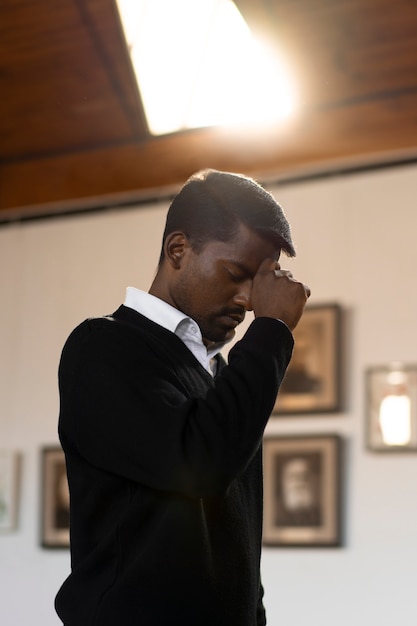 Gratis foto mening van de mens die in kerk bidt