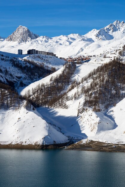 Mening van dorp Tignes in de winter met meer, Frankrijk.