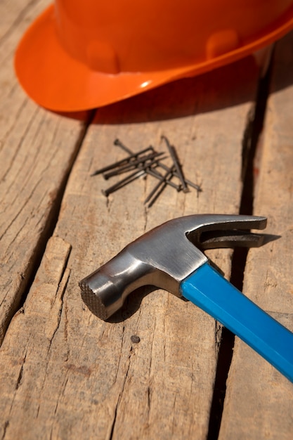 Gratis foto mening van hamer met bouwvakker voor bouw