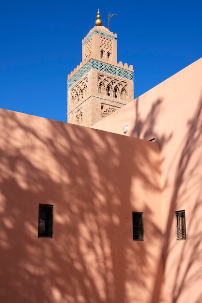 Gratis foto mening van koutoubia-moskee met blauwe hemel marrakech