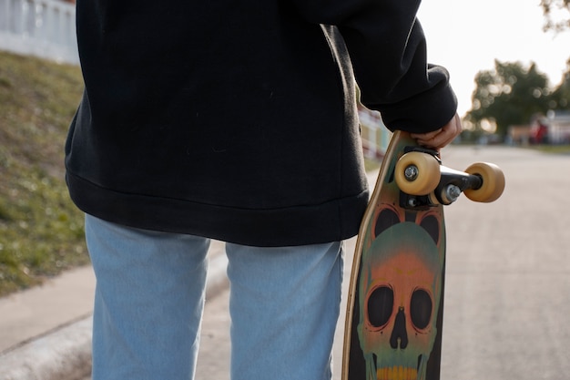 Gratis foto mening van persoon die skateboard met wielen in openlucht gebruikt