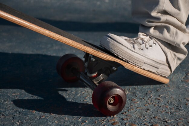 Gratis foto mening van persoon die skateboard met wielen in openlucht gebruikt