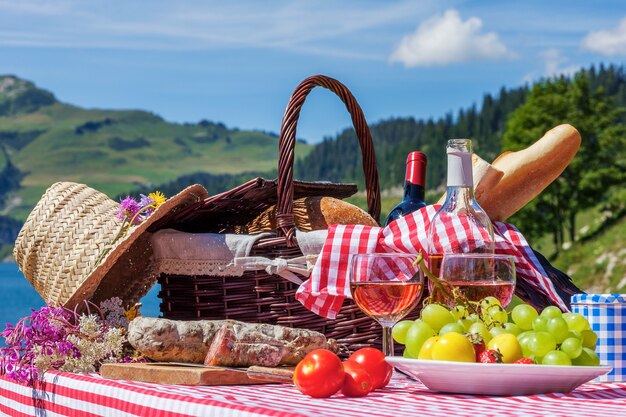 Mening van picknick in Franse alpiene bergen met meer