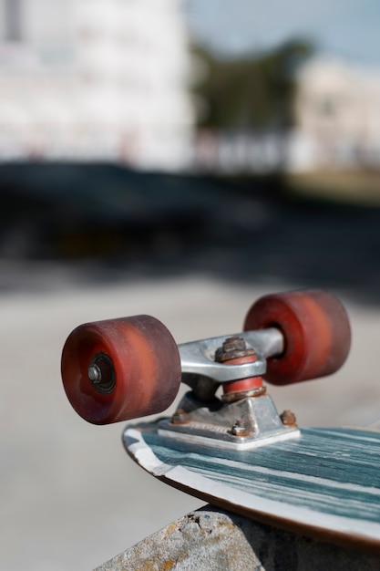 Gratis foto mening van skateboard met wielen in openlucht