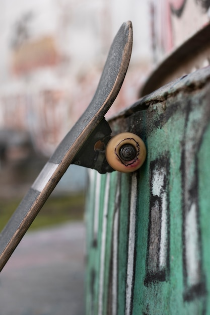 Mening van skateboard met wielen in openlucht