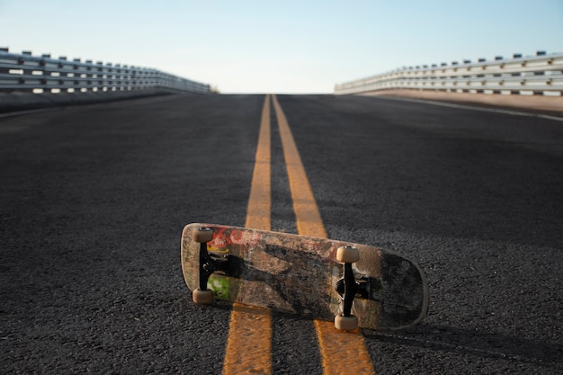 Mening van skateboard met wielen in openlucht