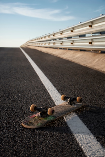 Mening van skateboard met wielen in openlucht