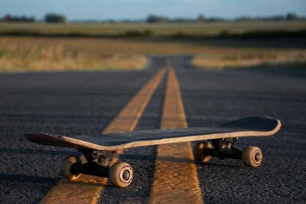 Mening van skateboard met wielen in openlucht