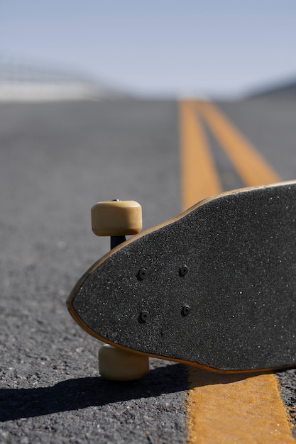 Gratis foto mening van skateboard met wielen in openlucht