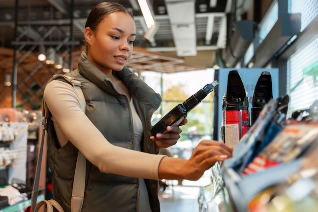 Mening van vrouw bij het benzinestation