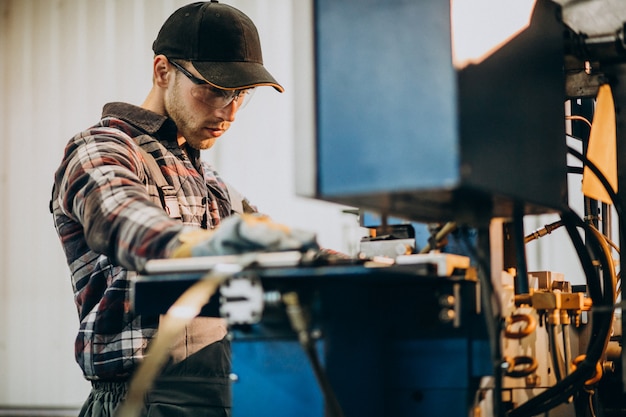 Mens die aan fatory staal en materiaal voor staalproductie werkt